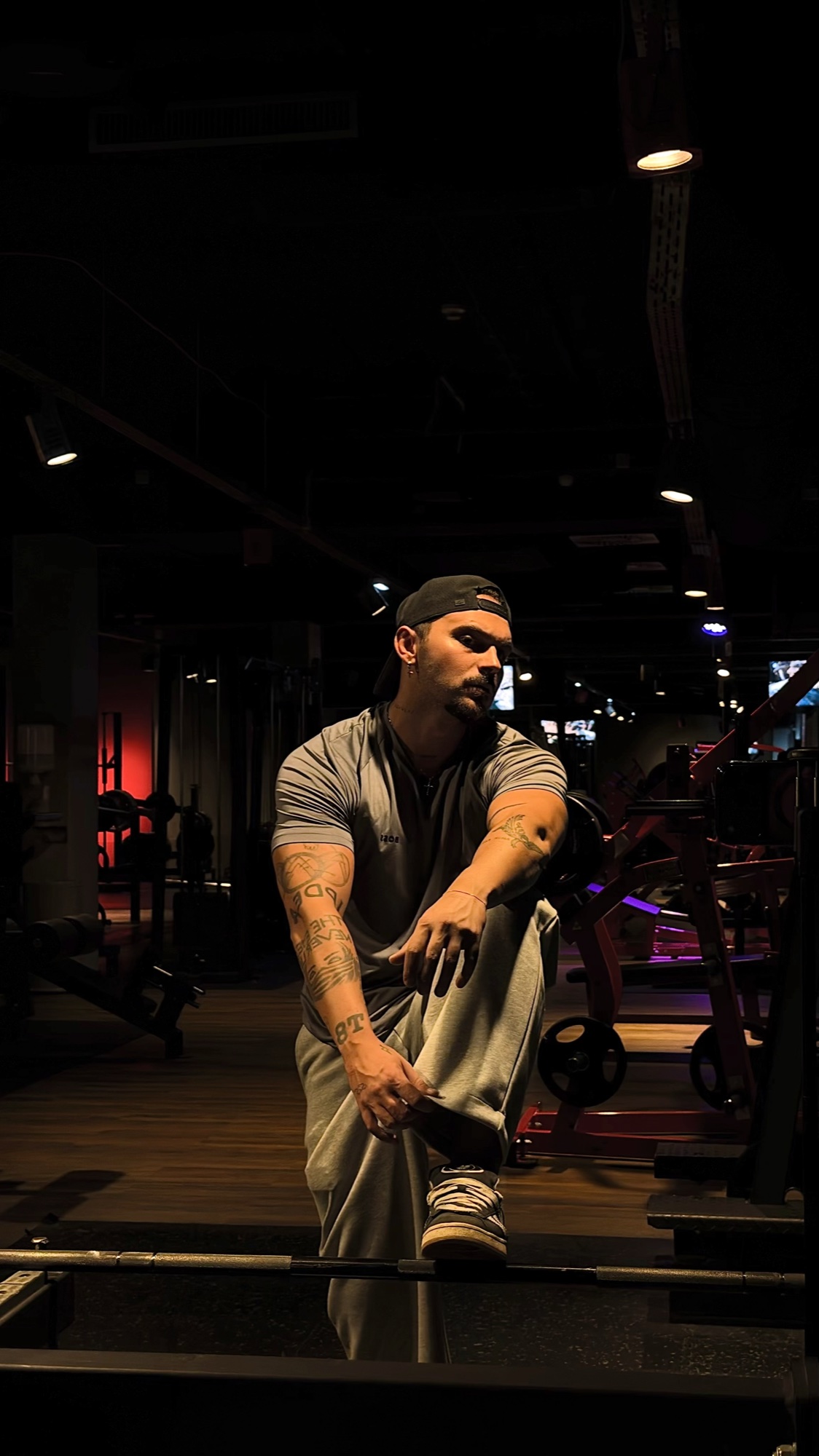 Trainingspause im dunklen Gym, im warmen Licht