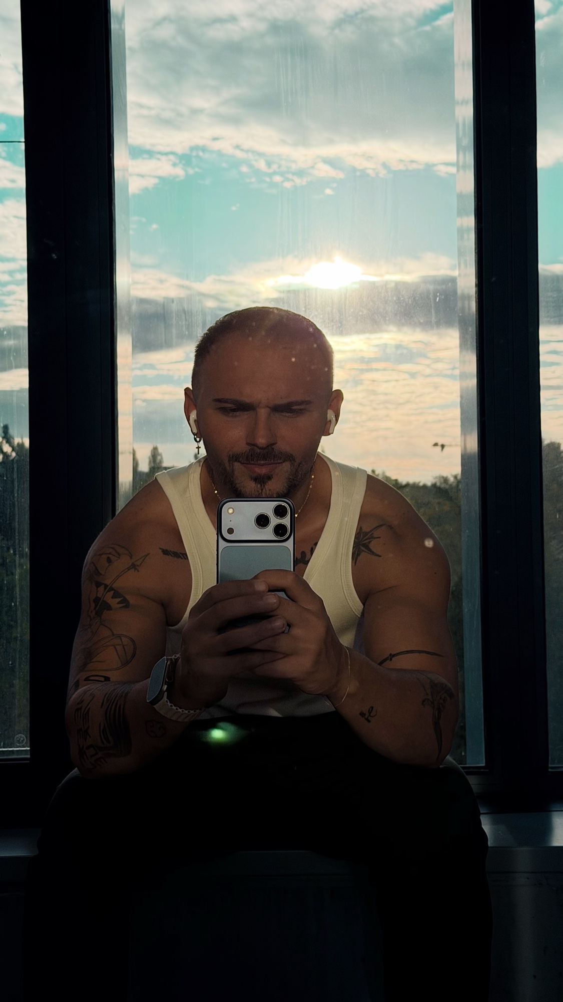Trainingsporträt am Fenster im Abendlicht